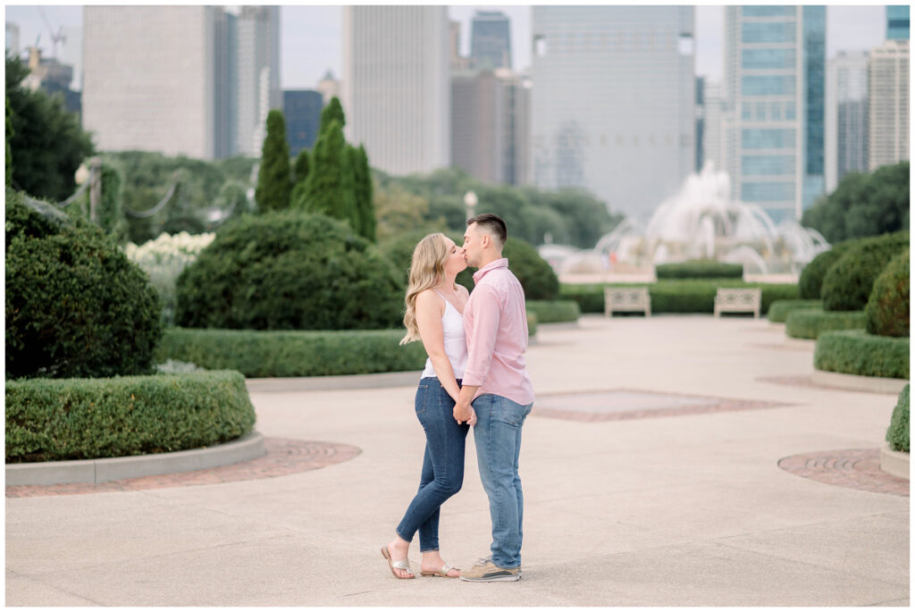 Buckingham Fountain Chicago IL engagement session kiss 
