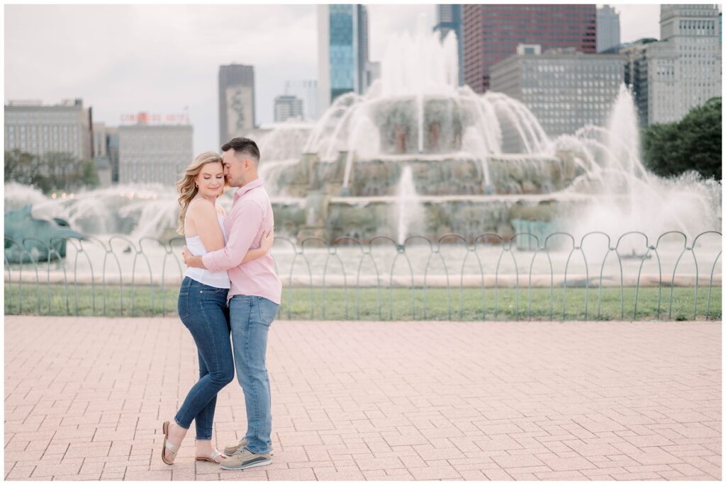 buckingham fountain chicago il engagement photograph